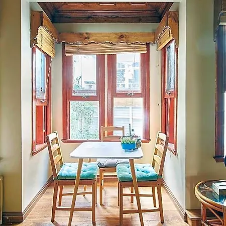 Wooden At The Heart Of Besiktas מלון